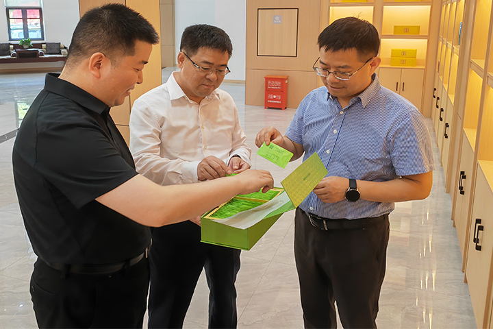 利来市政府副市长靳宏强到湖北萧氏茶业调研